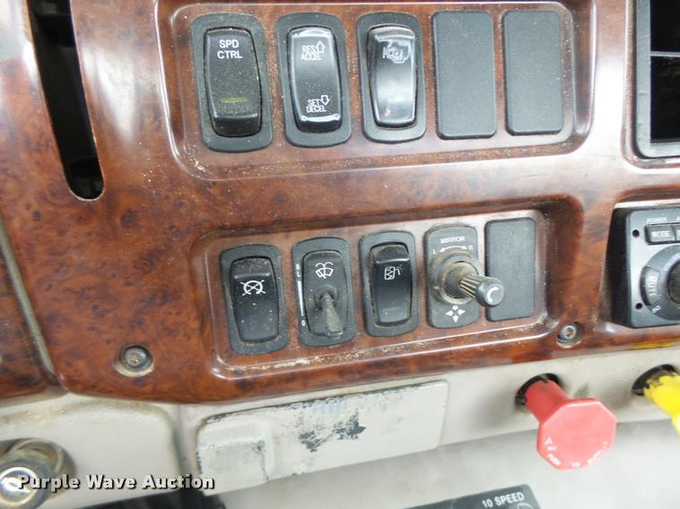 image for item DF9266 2005 Mack CX613 semi truck