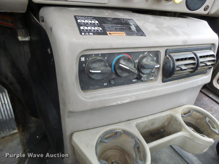 image for item DF9266 2005 Mack CX613 semi truck