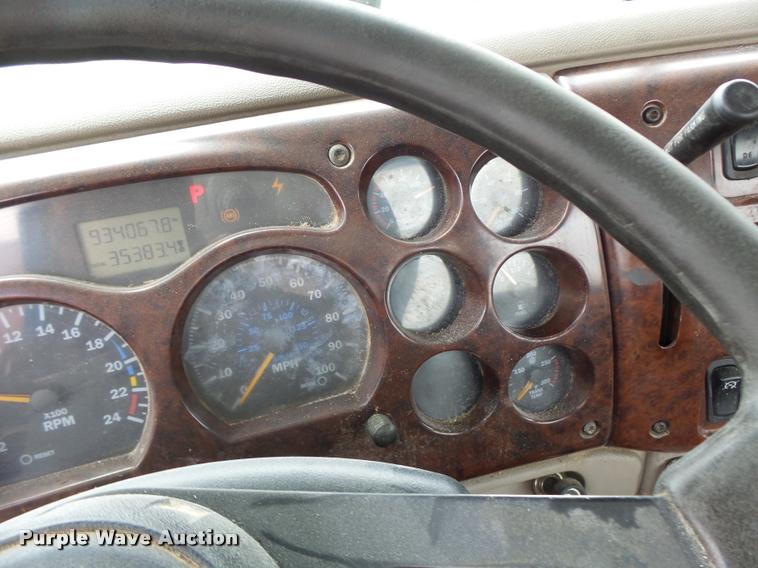 image for item DF9266 2005 Mack CX613 semi truck