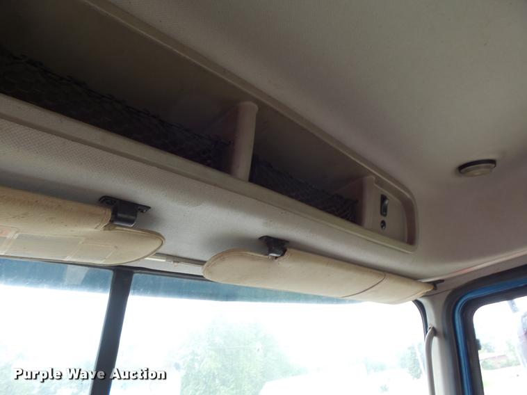 image for item DF9266 2005 Mack CX613 semi truck