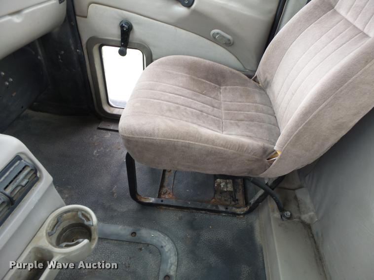 image for item DF9266 2005 Mack CX613 semi truck