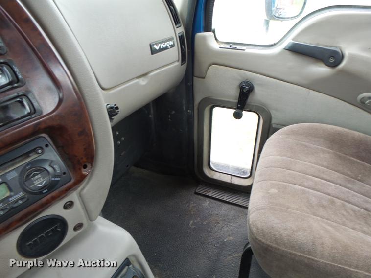 image for item DF9266 2005 Mack CX613 semi truck