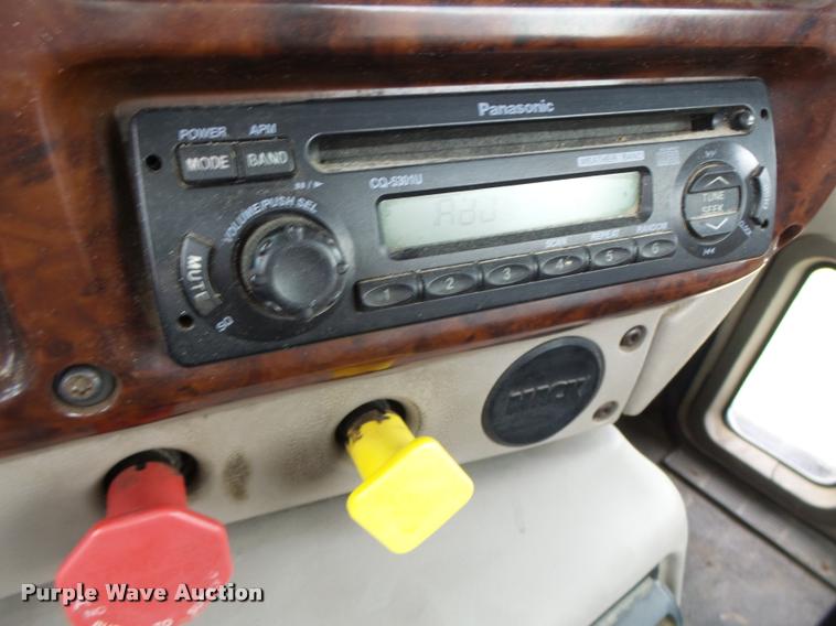 image for item DF9266 2005 Mack CX613 semi truck