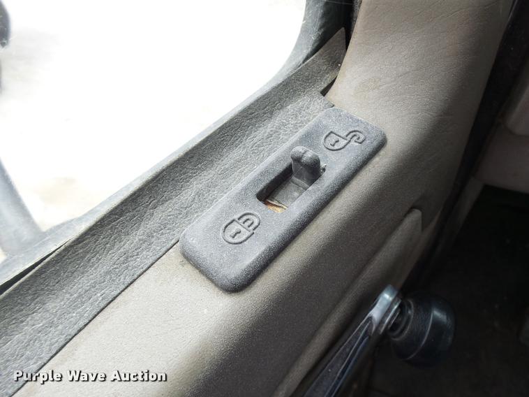 image for item DF9266 2005 Mack CX613 semi truck