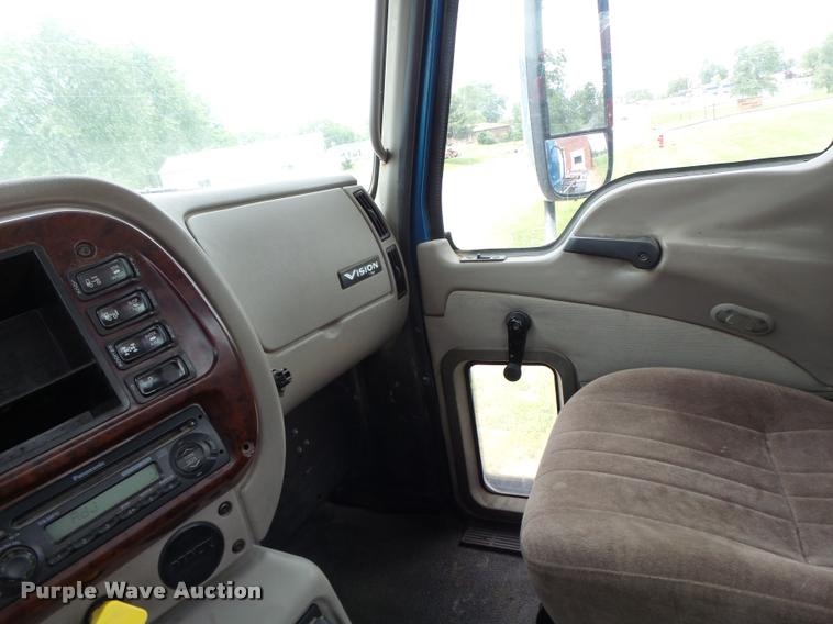 image for item DF9266 2005 Mack CX613 semi truck