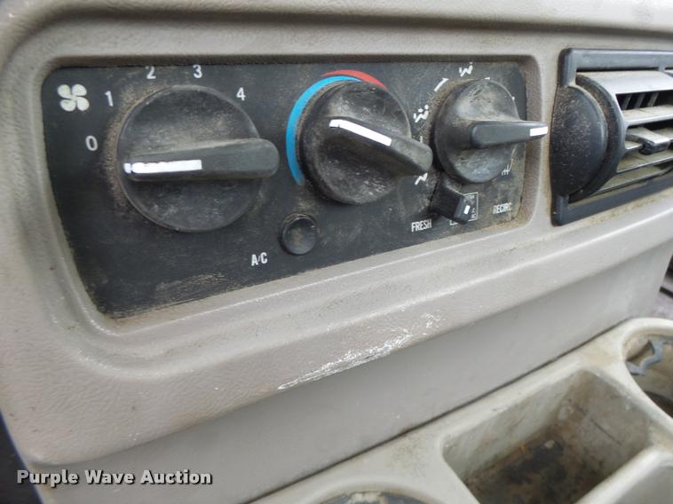 image for item DF9266 2005 Mack CX613 semi truck