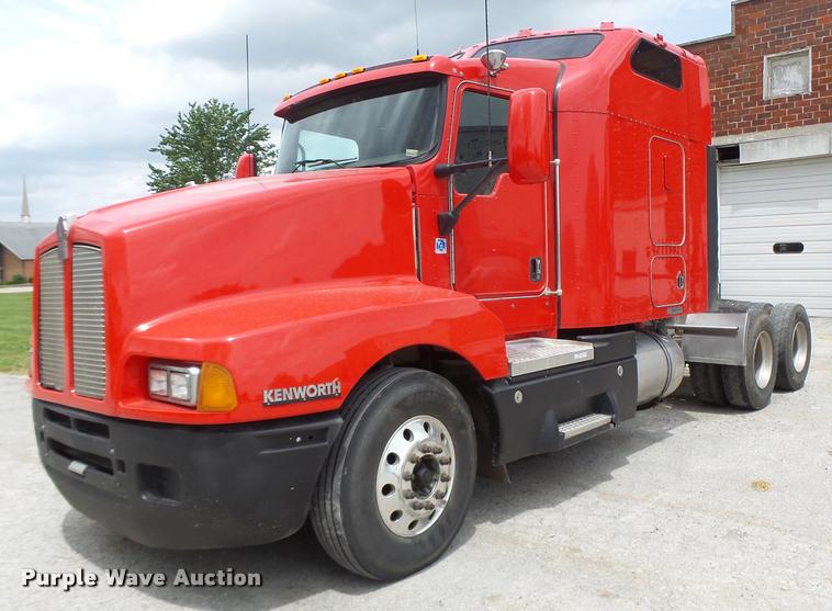 image for item DF9267 2007 Kenworth T600 semi truck