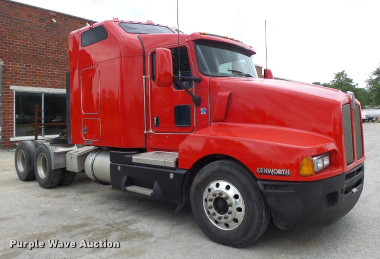 image for item DF9267 2007 Kenworth T600 semi truck