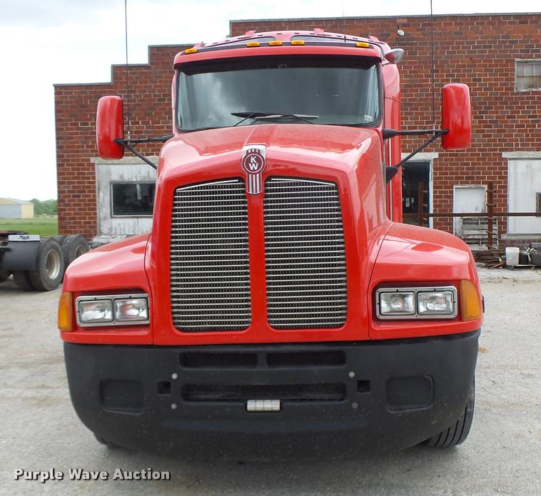 image for item DF9267 2007 Kenworth T600 semi truck
