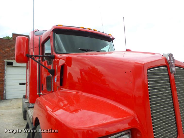 image for item DF9267 2007 Kenworth T600 semi truck