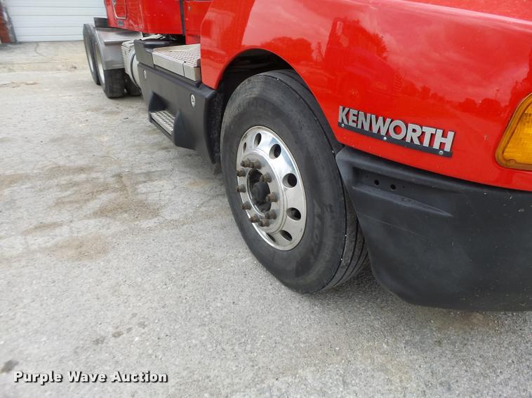 image for item DF9267 2007 Kenworth T600 semi truck