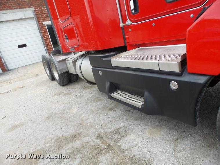 image for item DF9267 2007 Kenworth T600 semi truck