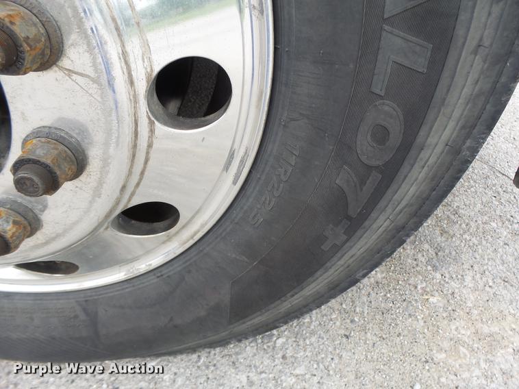 image for item DF9267 2007 Kenworth T600 semi truck