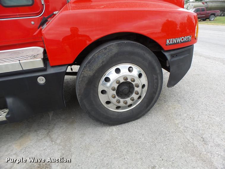 image for item DF9267 2007 Kenworth T600 semi truck