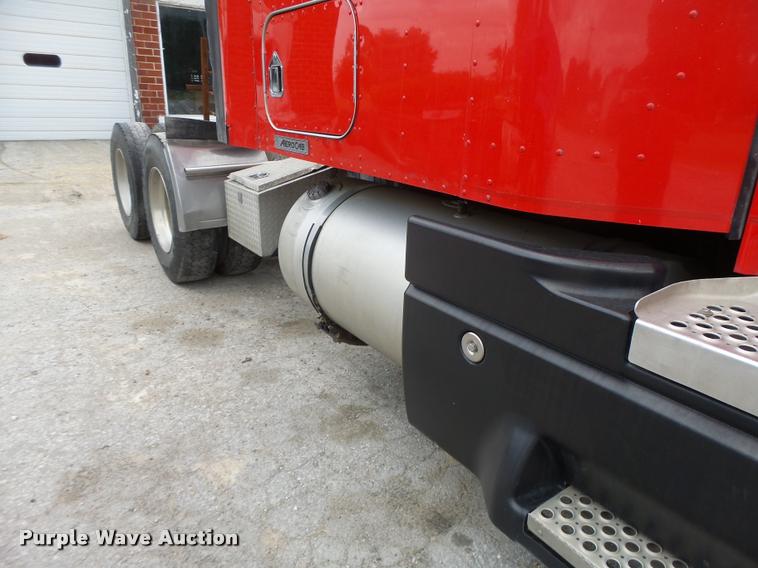 image for item DF9267 2007 Kenworth T600 semi truck