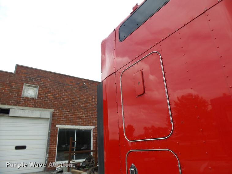 image for item DF9267 2007 Kenworth T600 semi truck