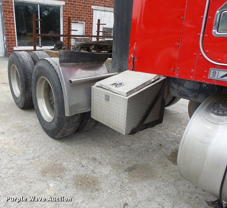 image for item DF9267 2007 Kenworth T600 semi truck