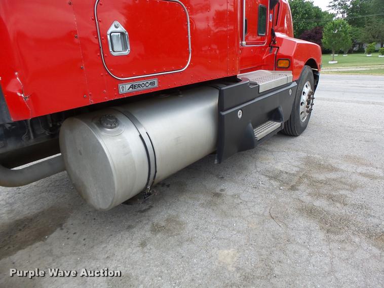 image for item DF9267 2007 Kenworth T600 semi truck