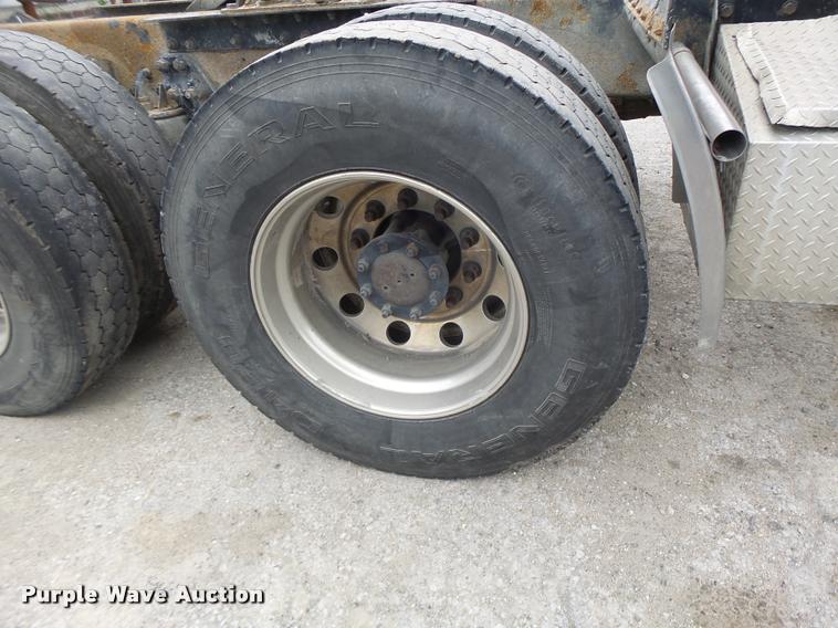 image for item DF9267 2007 Kenworth T600 semi truck