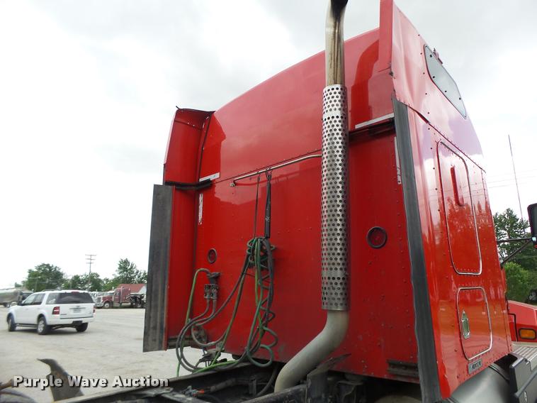 image for item DF9267 2007 Kenworth T600 semi truck