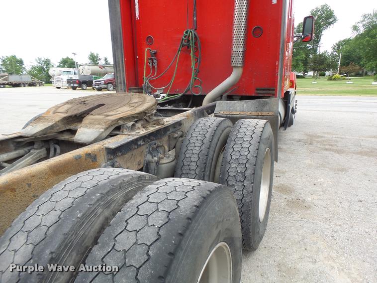 image for item DF9267 2007 Kenworth T600 semi truck