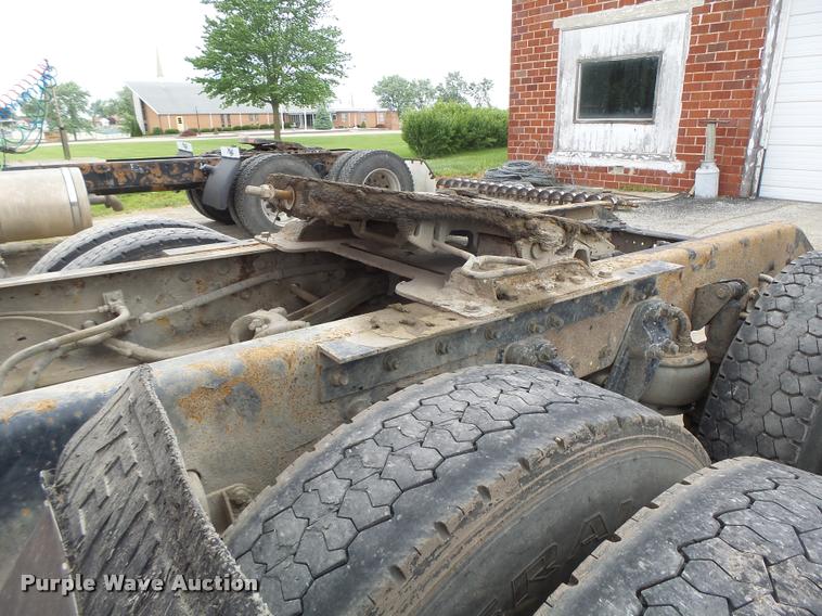 image for item DF9267 2007 Kenworth T600 semi truck