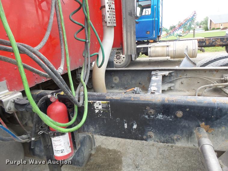 image for item DF9267 2007 Kenworth T600 semi truck