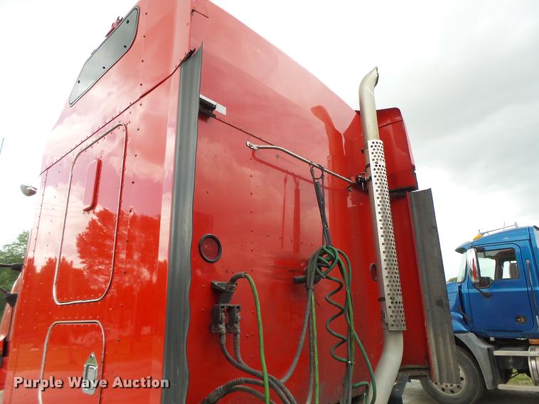 image for item DF9267 2007 Kenworth T600 semi truck