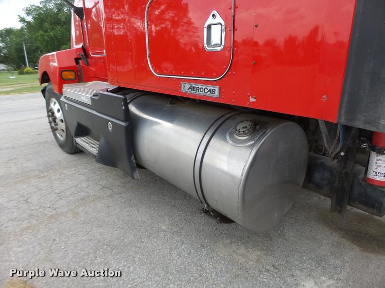 image for item DF9267 2007 Kenworth T600 semi truck