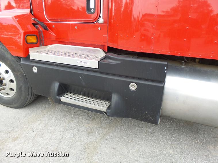 image for item DF9267 2007 Kenworth T600 semi truck