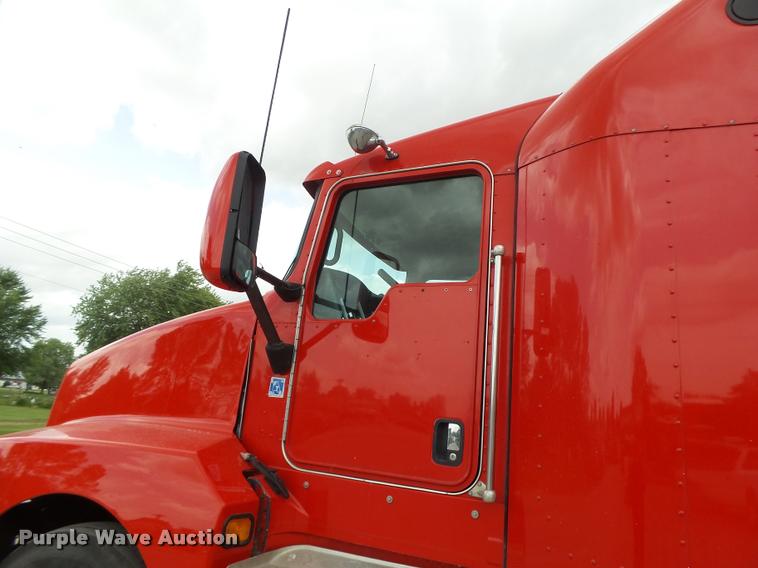 image for item DF9267 2007 Kenworth T600 semi truck