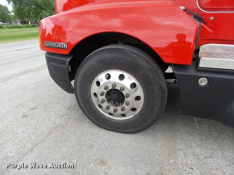 image for item DF9267 2007 Kenworth T600 semi truck