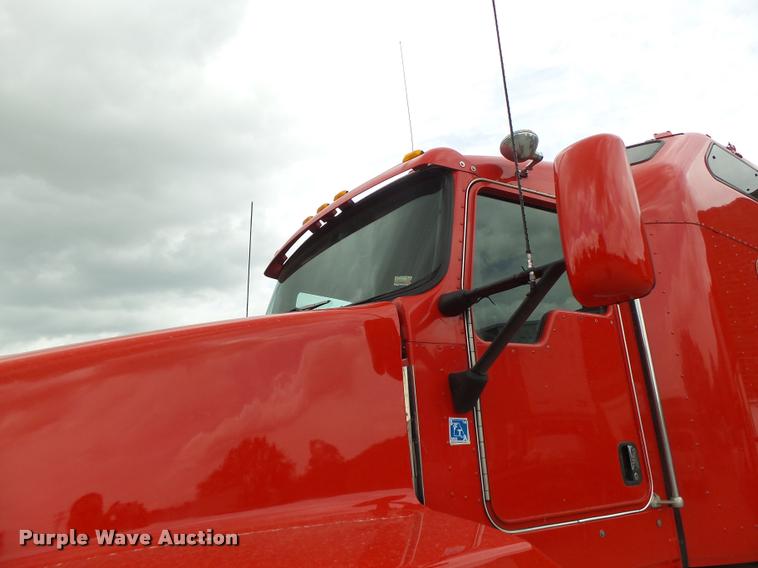 image for item DF9267 2007 Kenworth T600 semi truck