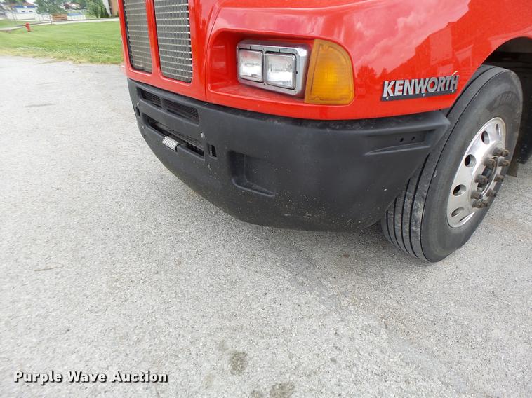 image for item DF9267 2007 Kenworth T600 semi truck