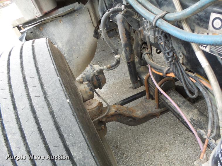 image for item DF9267 2007 Kenworth T600 semi truck