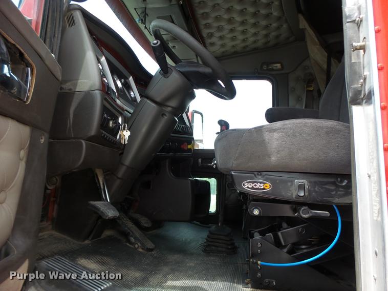 image for item DF9267 2007 Kenworth T600 semi truck
