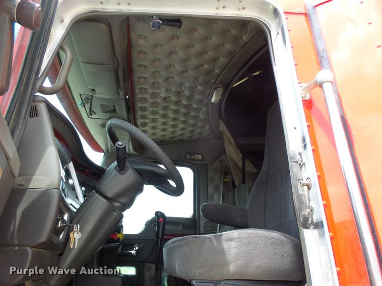 image for item DF9267 2007 Kenworth T600 semi truck