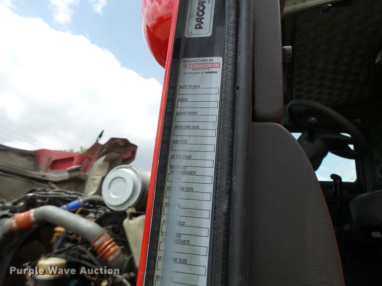 image for item DF9267 2007 Kenworth T600 semi truck