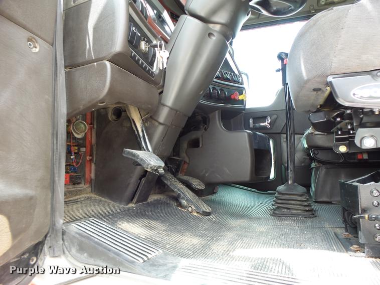 image for item DF9267 2007 Kenworth T600 semi truck