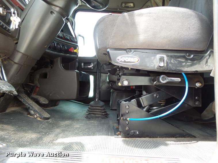 image for item DF9267 2007 Kenworth T600 semi truck