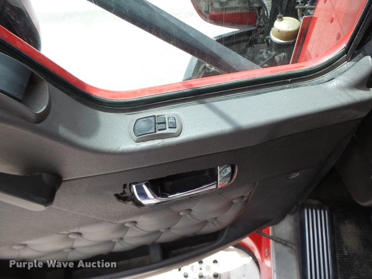 image for item DF9267 2007 Kenworth T600 semi truck