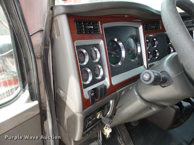 image for item DF9267 2007 Kenworth T600 semi truck