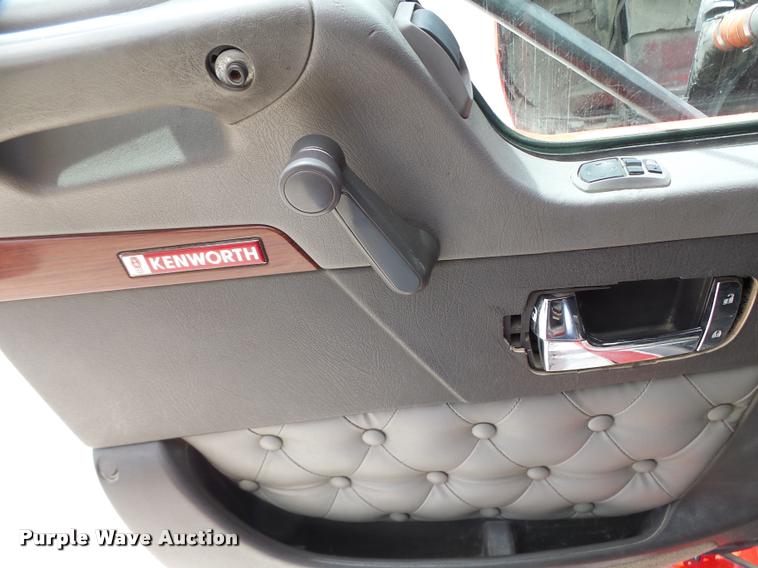 image for item DF9267 2007 Kenworth T600 semi truck