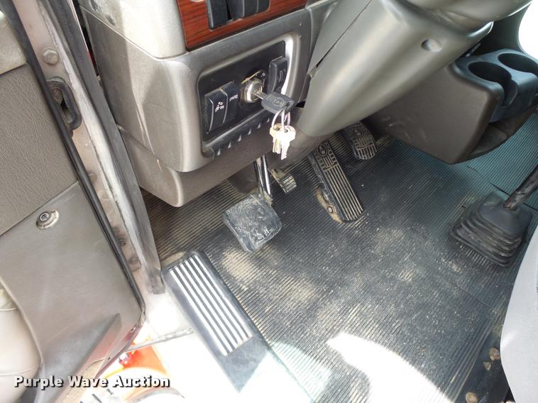 image for item DF9267 2007 Kenworth T600 semi truck