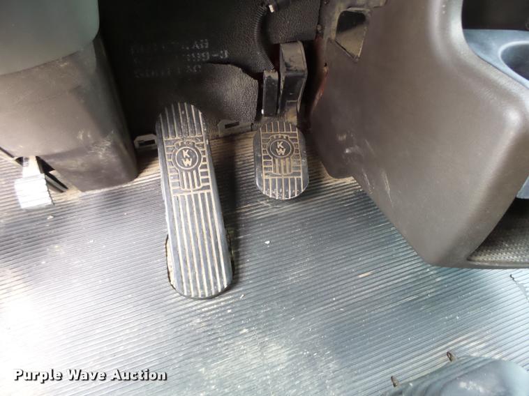 image for item DF9267 2007 Kenworth T600 semi truck