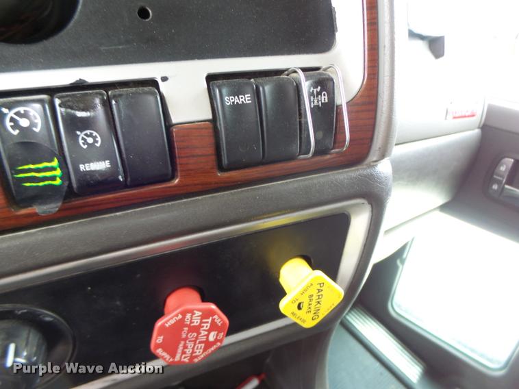 image for item DF9267 2007 Kenworth T600 semi truck