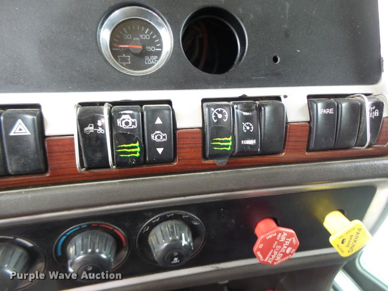 image for item DF9267 2007 Kenworth T600 semi truck