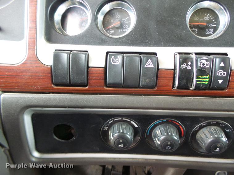 image for item DF9267 2007 Kenworth T600 semi truck