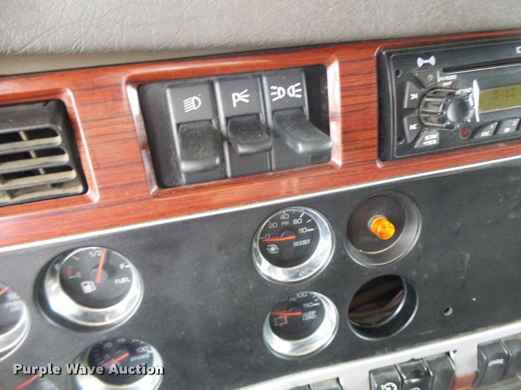 image for item DF9267 2007 Kenworth T600 semi truck