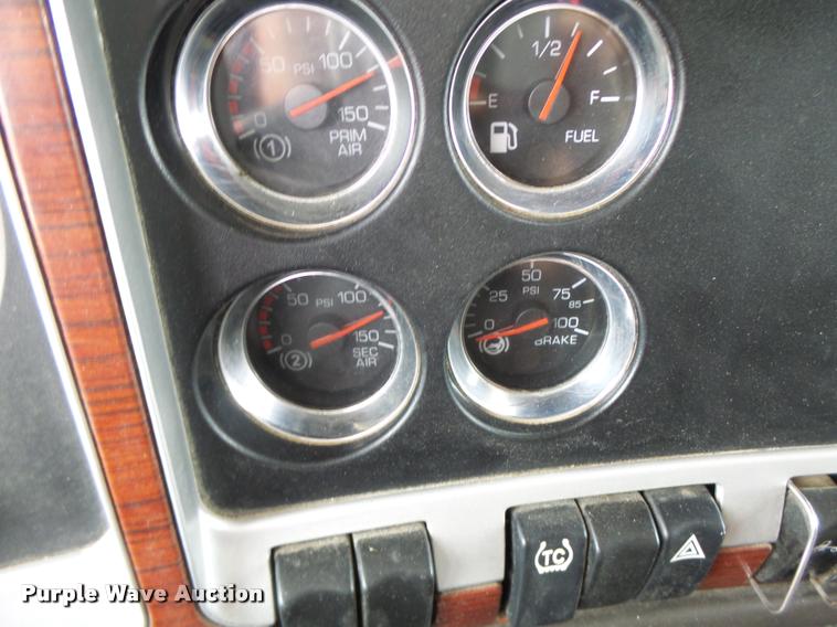 image for item DF9267 2007 Kenworth T600 semi truck